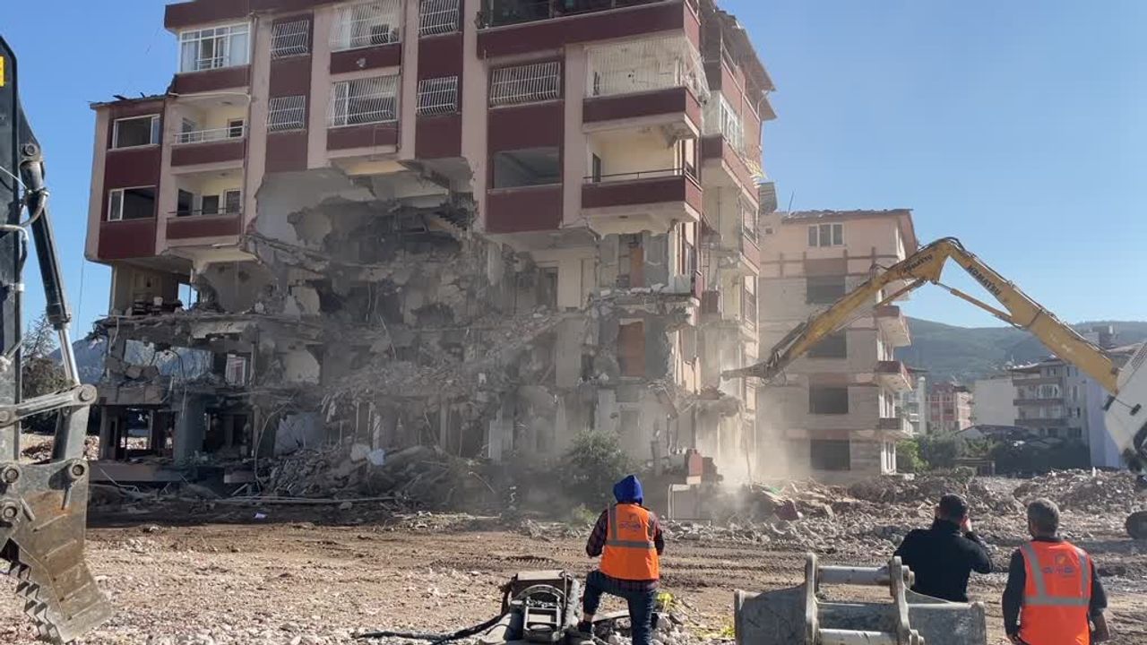 Depremlerden Etkilenen Hatay'da Binaların Yıkımı Sürüyor