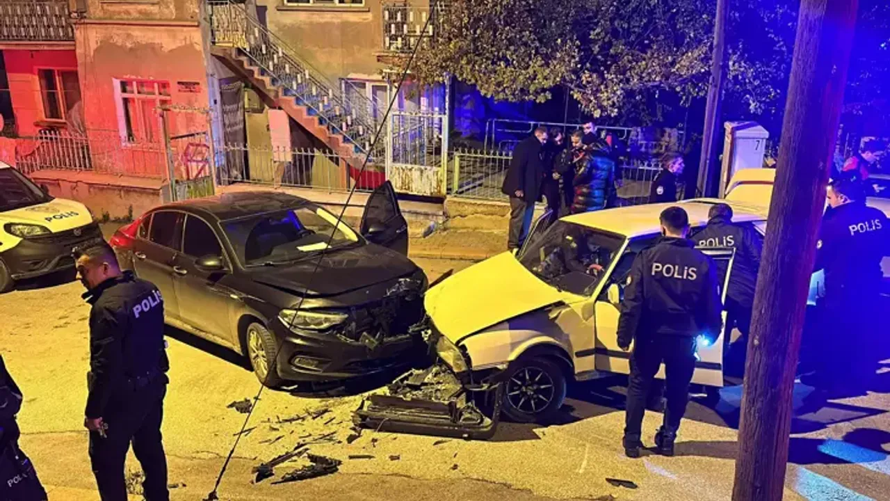 Kütahya'da Otomobil Polis Aracına Çarptı!