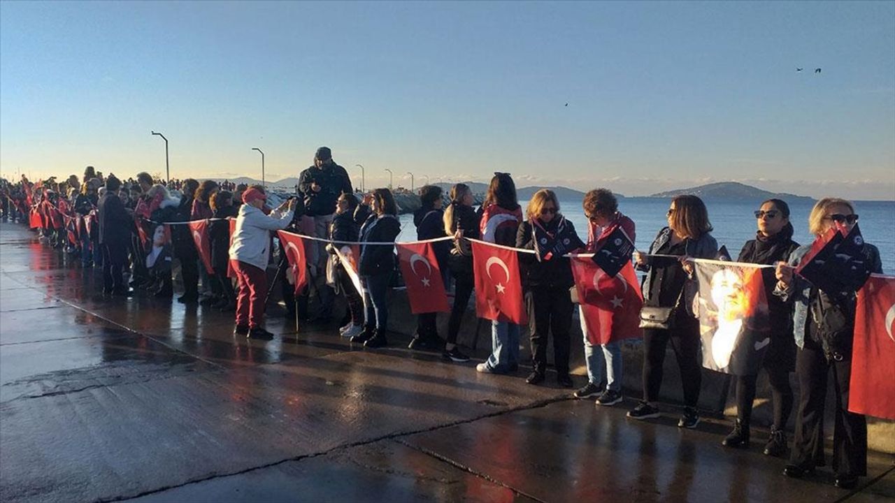 İstanbul'da Ata'ya Saygı Zinciri