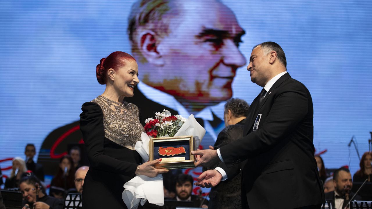 Candan Erçetin Atatürk'ün Sevdiği Şarkılarla Konser Verdi