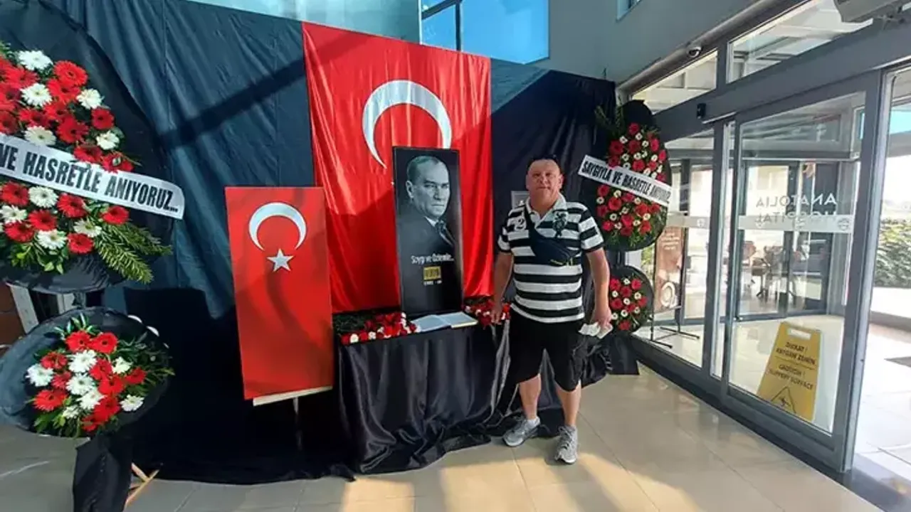 Antalya'daki Alman Turistten Atatürk'e Saygı!