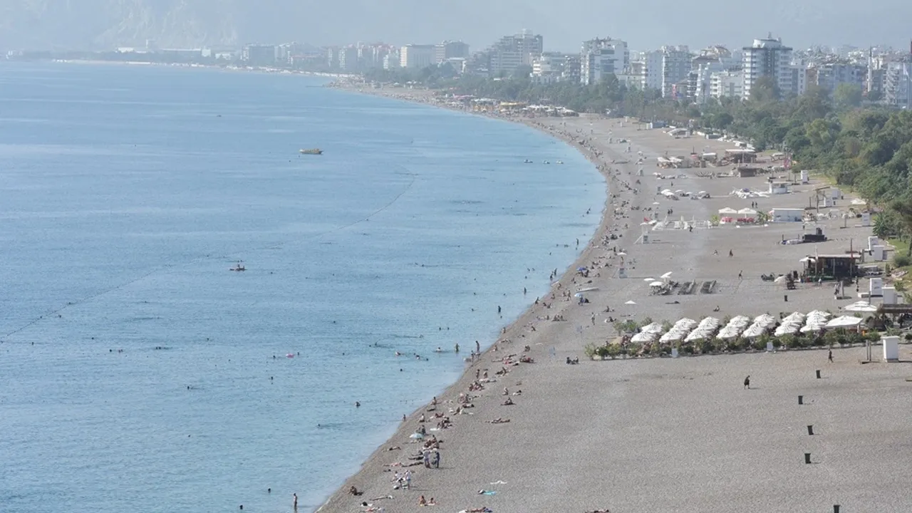 Antalya'da Sıcak Havayı Görenler, Denize Akın Etti