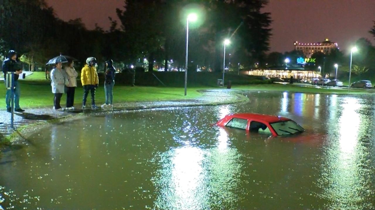 Bursa'da Yağış Nedeniyle Otomobil Süs Havuzuna Düştü