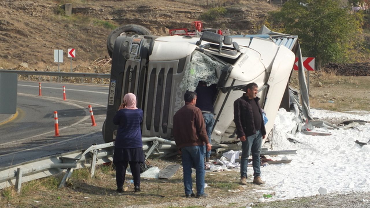 Elazığ'da Tuz Yüklü Tır Devrildi, Sürücüsü Yaralandı