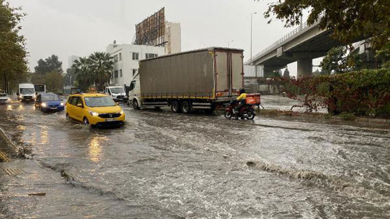 İzmir'de Kuvvetli Yağış Etkili Oldu