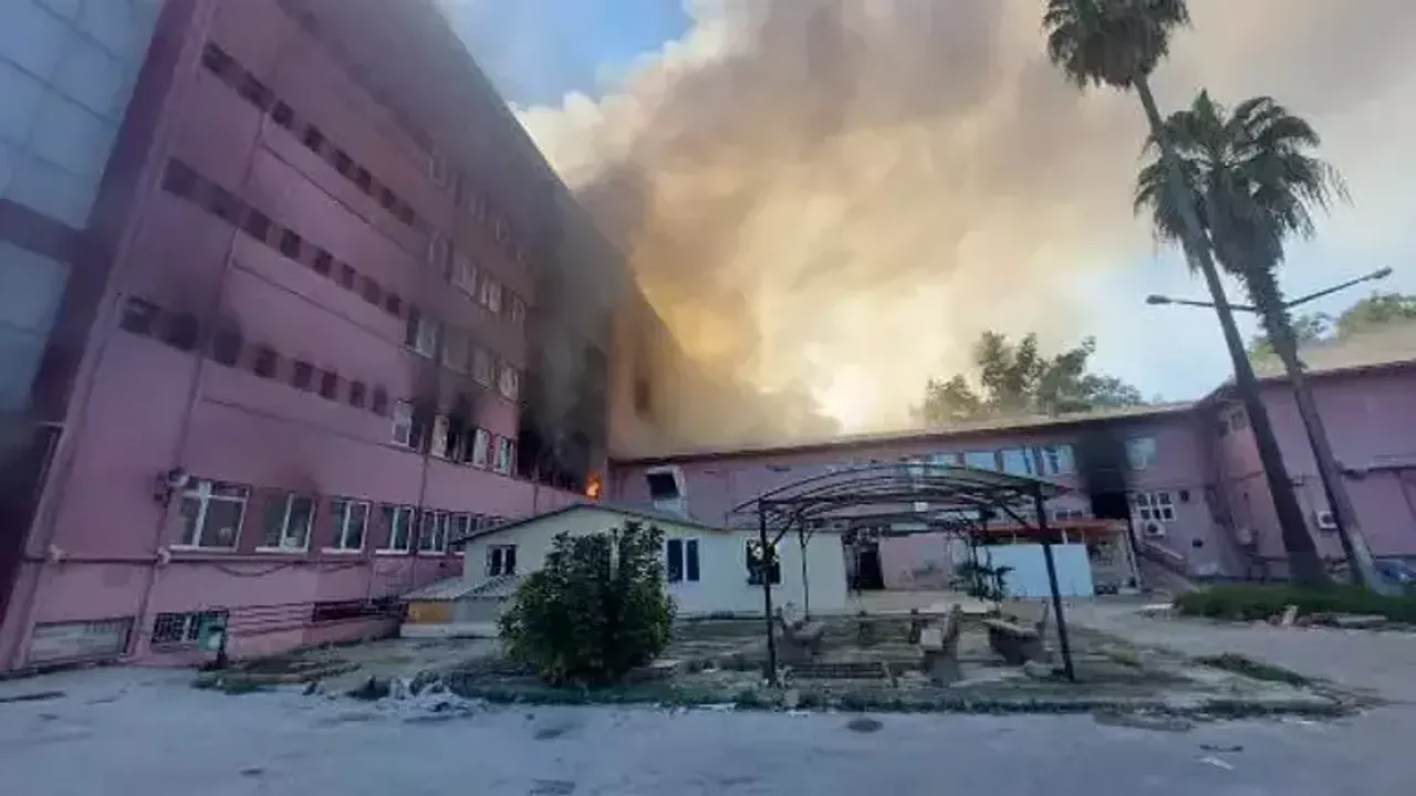 Adana'daki Eski Hastanede Yangın Çıktı