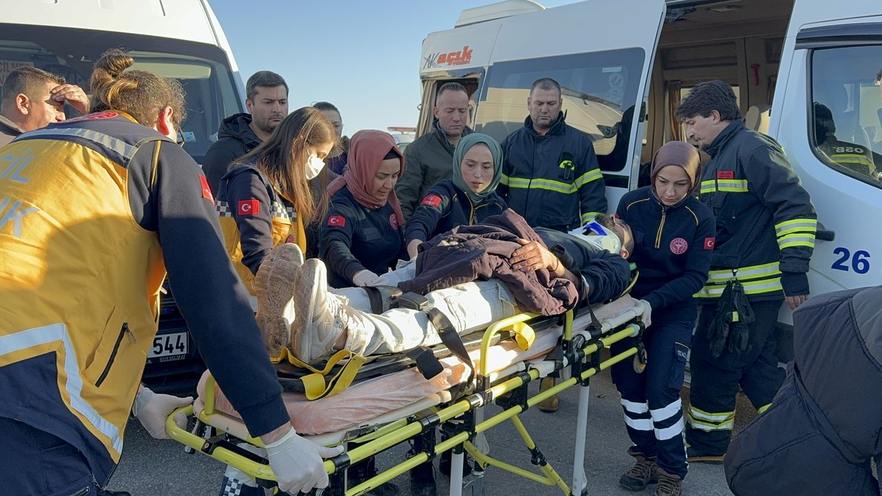 Eskişehir'de İki İşçi Servisi Çarpıştı: 10 Yaralı
