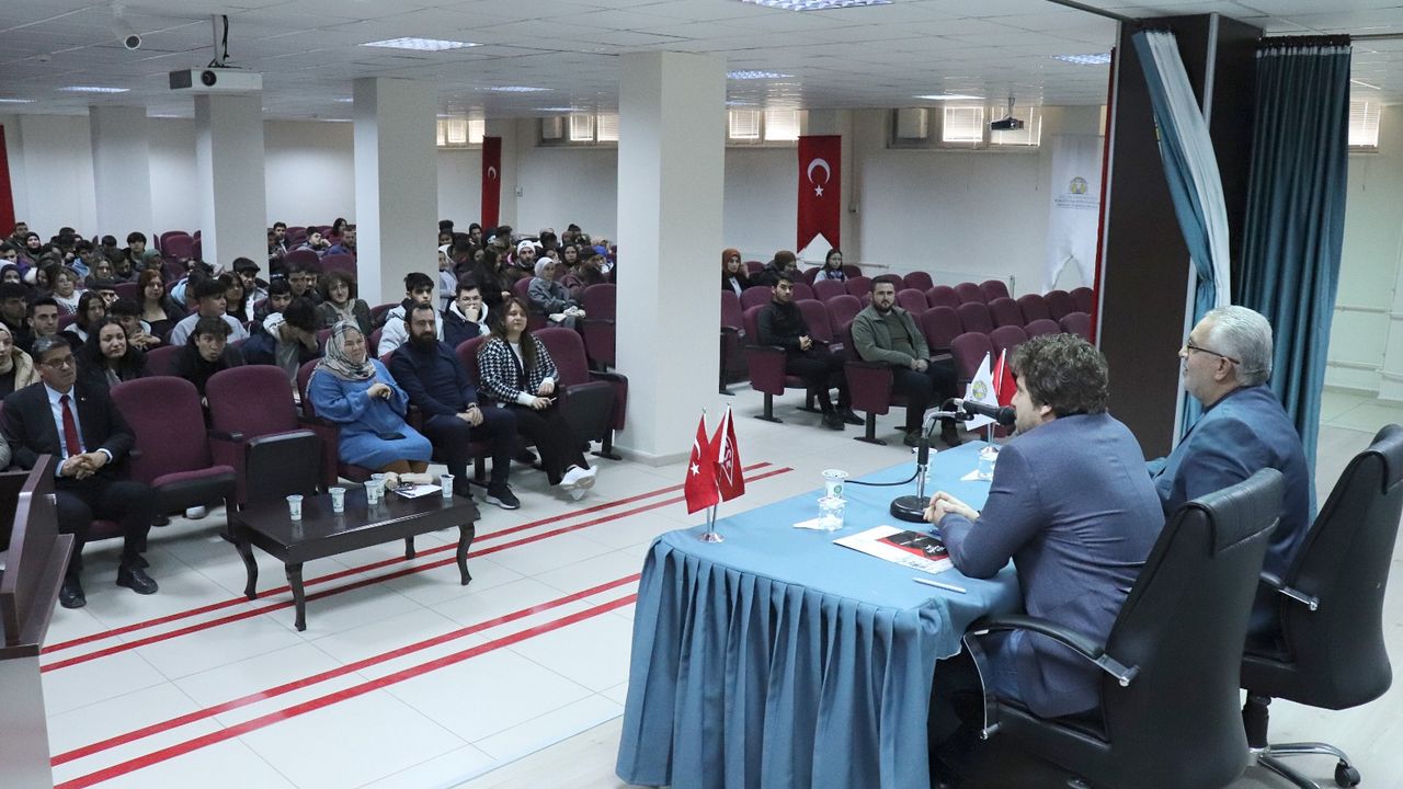 Konya Karapınar'da 'Bir Bilene Sor' Konferansı