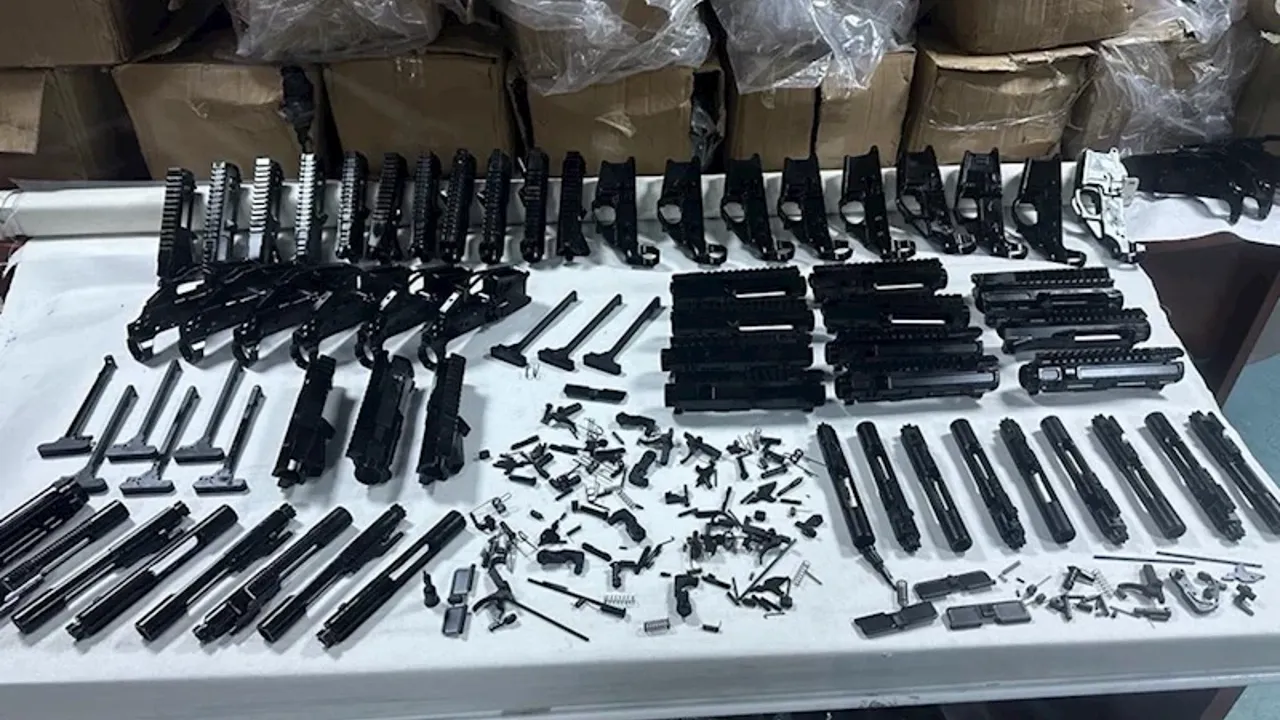 Adana'da Bir Araçta Silah Parçaları Ele Geçirildi