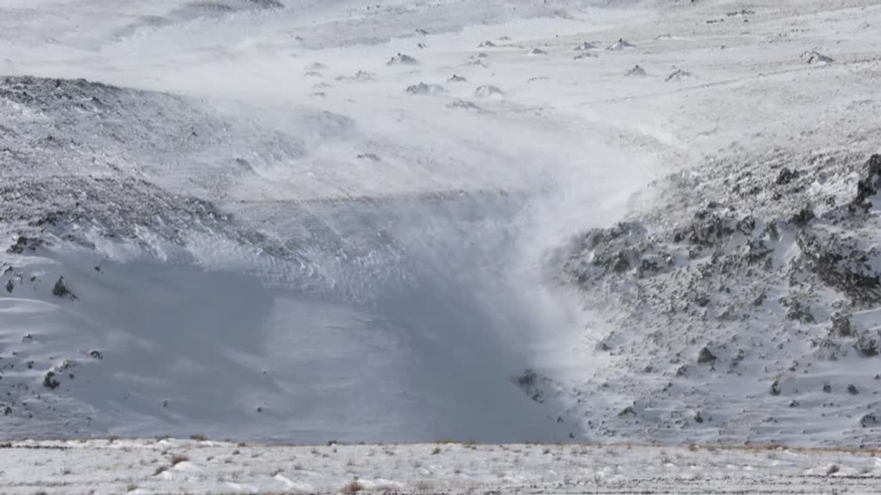 Aras Dağları'nda Kar Şelalesi Oluştu