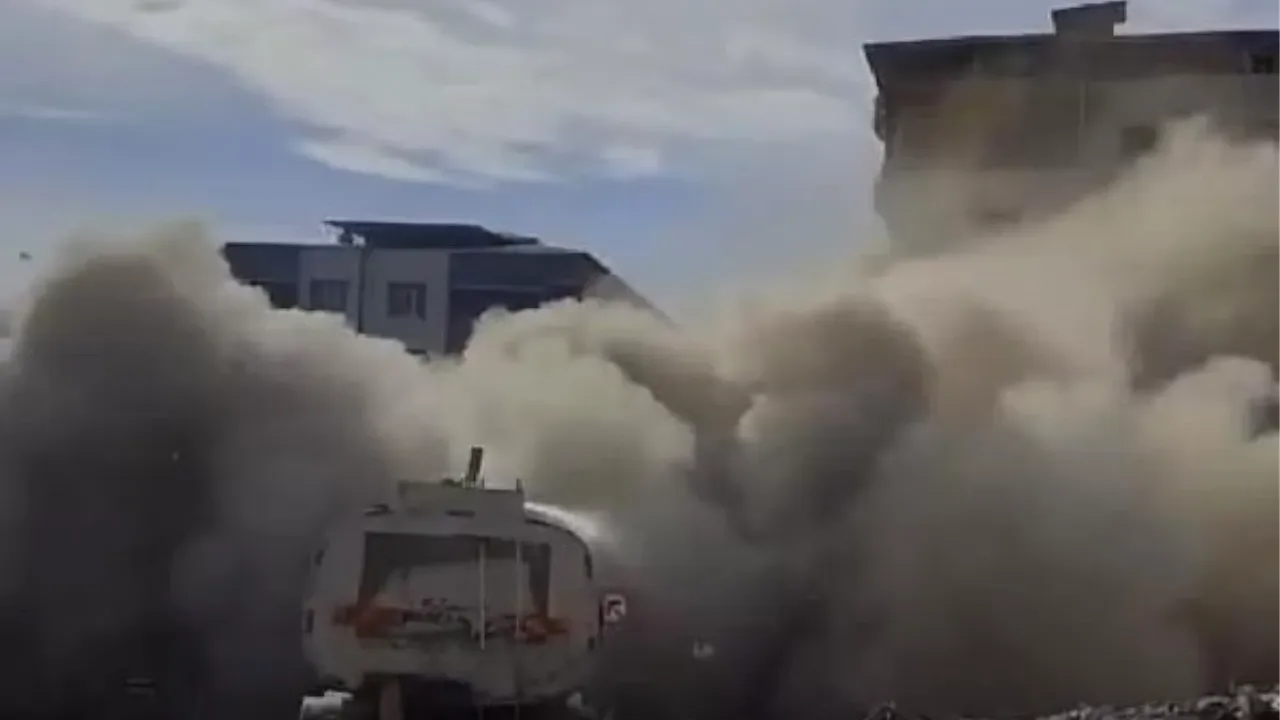 Gaziantep'te Ağır Hasarlı Bina Yıkılırken Çöktü