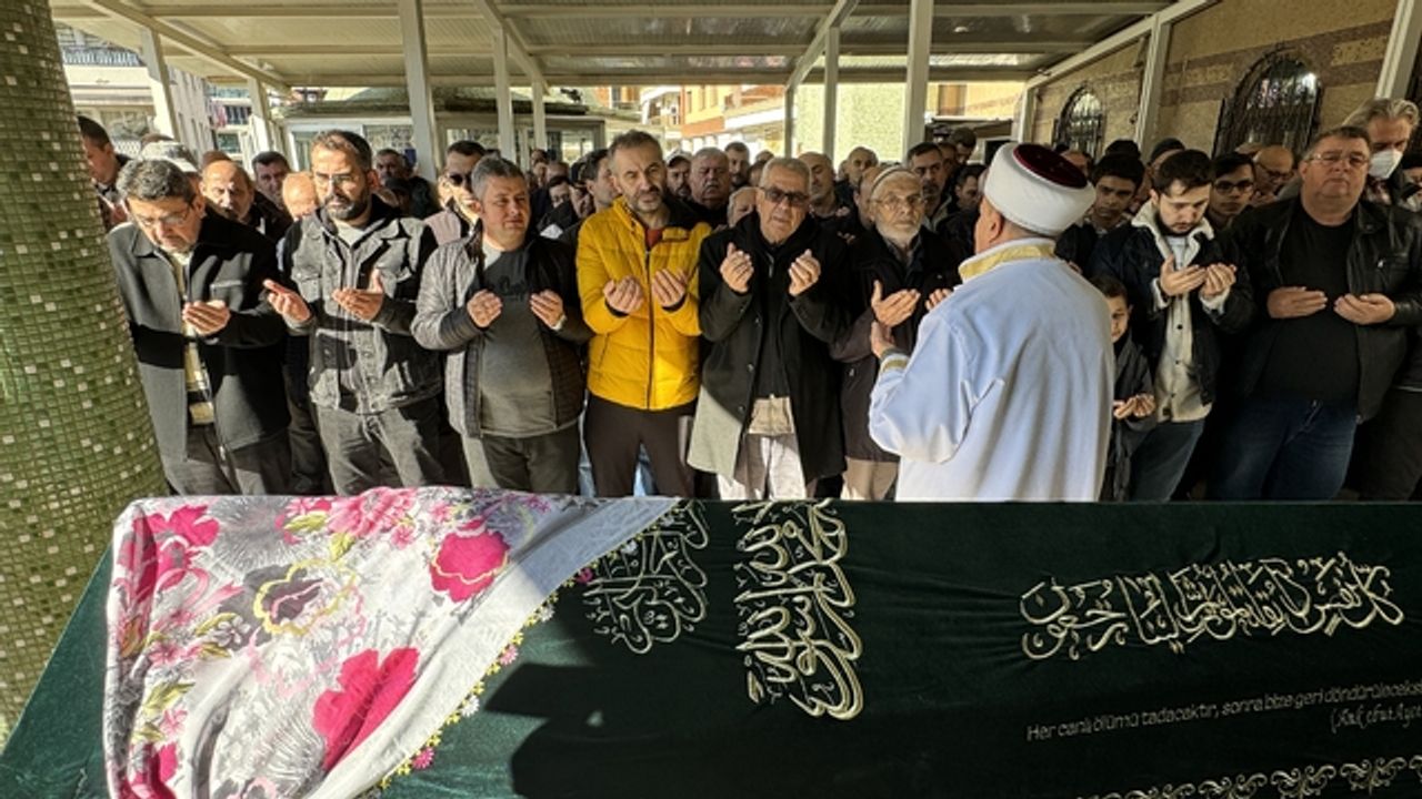 İzmir'de Öldürülen Kadının Cenaze Töreni Düzenlendi