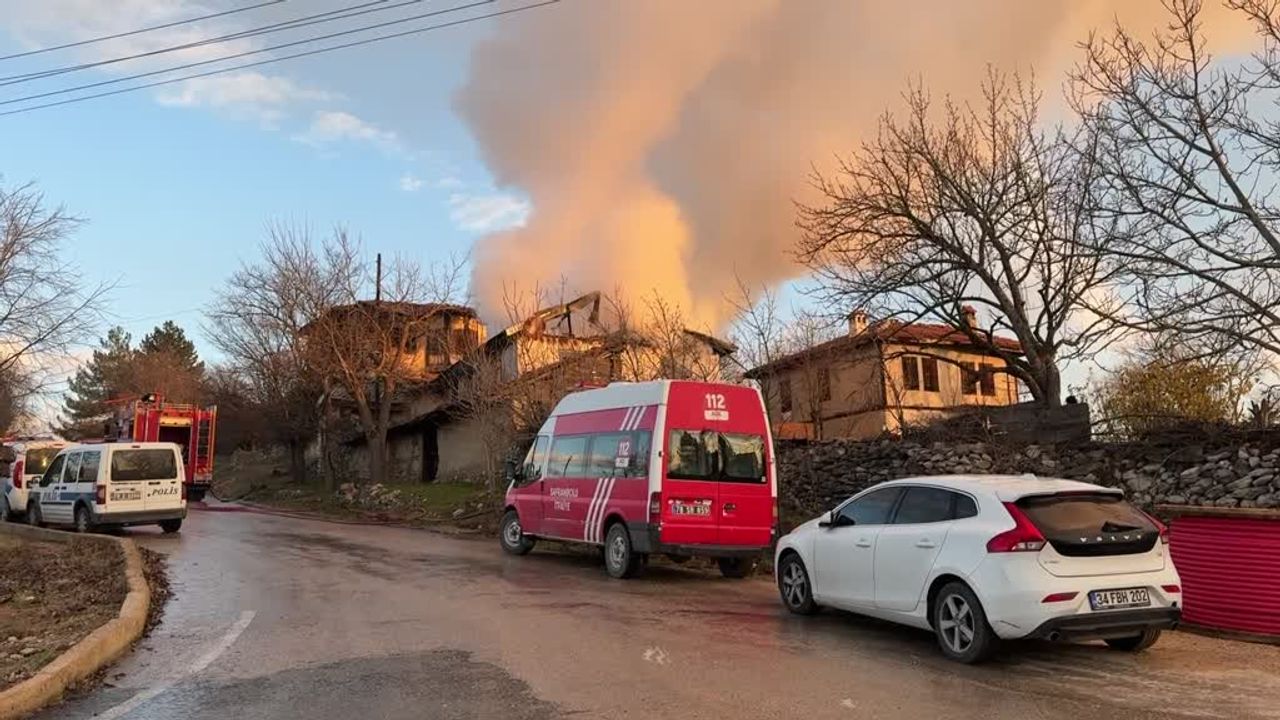 Karabük'te 2 Katlı Evde Yangın Çıktı