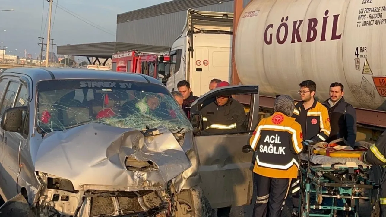 Gebze'de Park Halindeki Tıra Çarpan Panelvan Sürücüsü Yaralandı