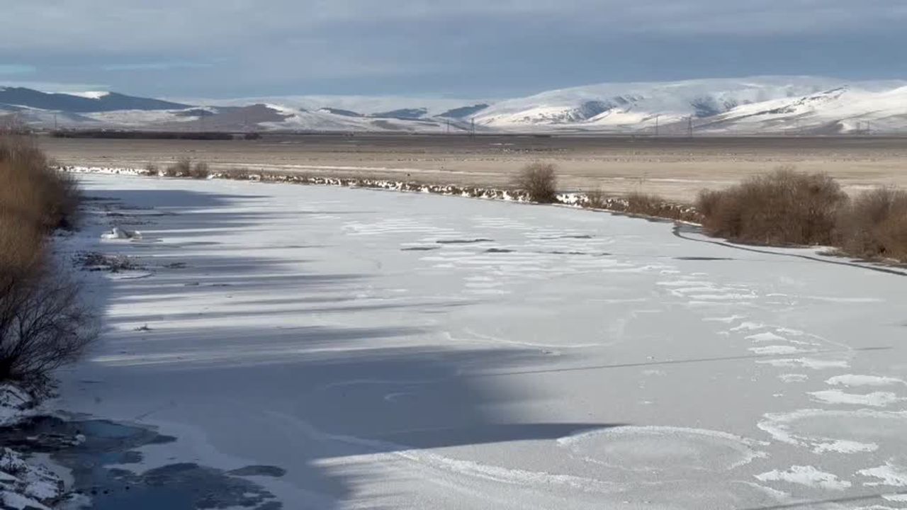 Ardahan'da Nehir ve Göletler Buz Tuttu