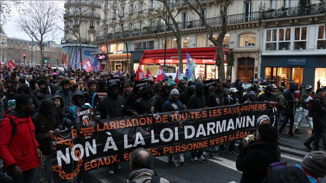 Fransa'da Protestocular Sokağa İndi