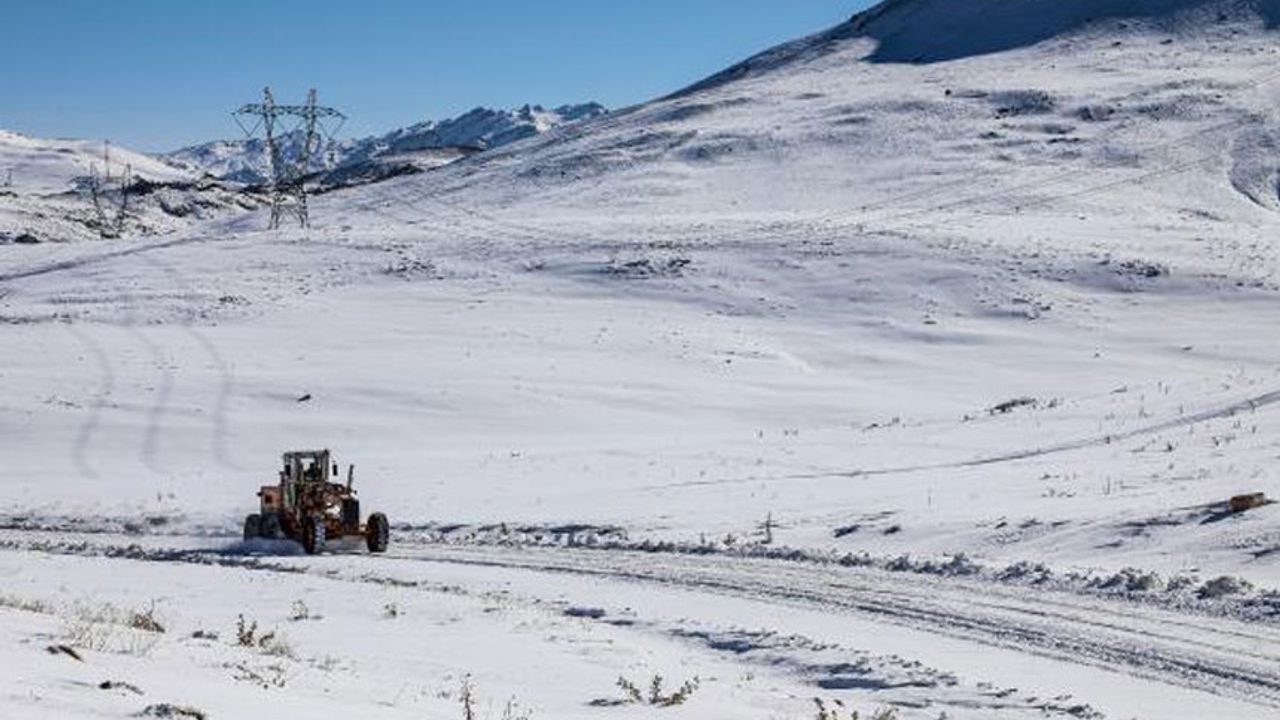 Van'da Kardan Kapanan Yerleşim Yerlerinin Yolları Açılıyor