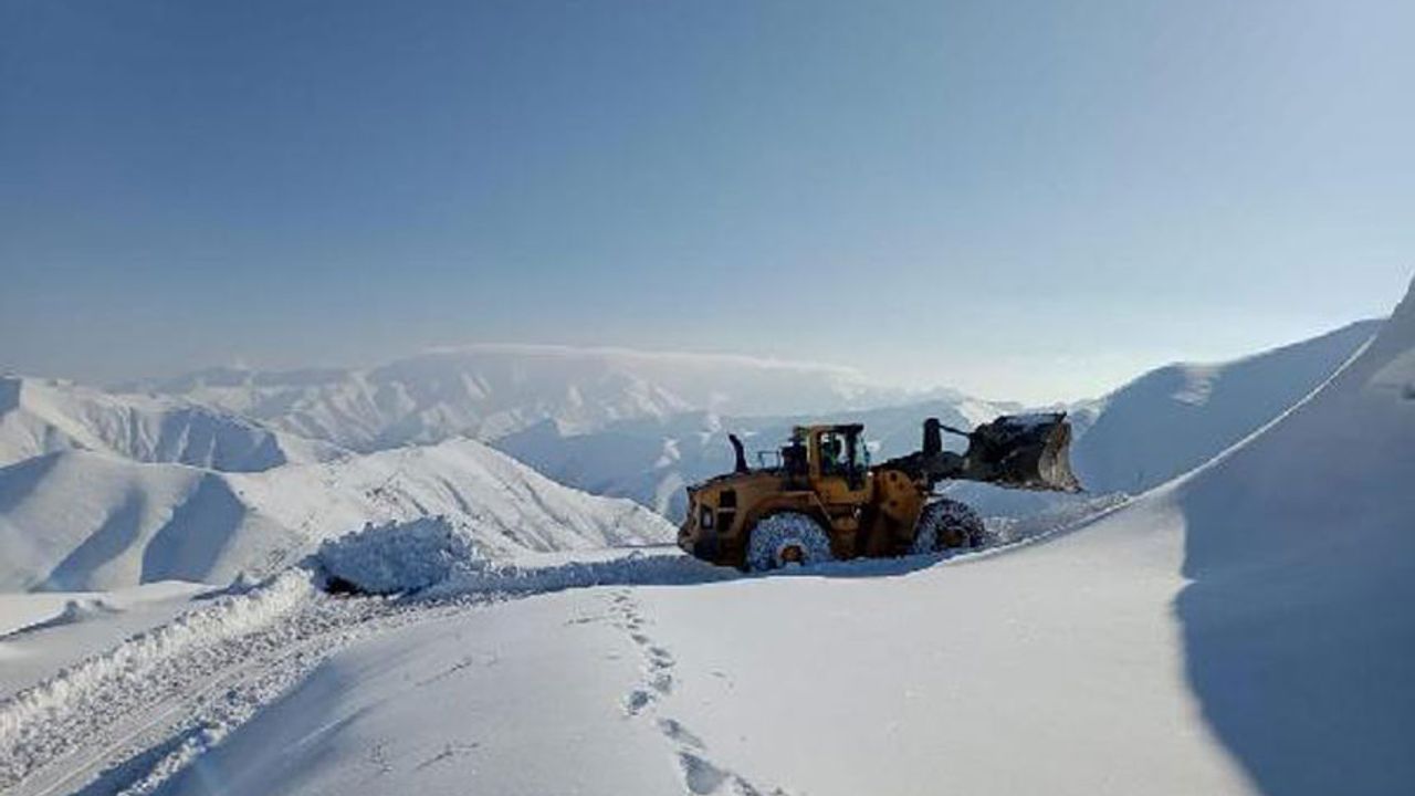 Van'da Kardan Kapalı Yollar Açılıyor  