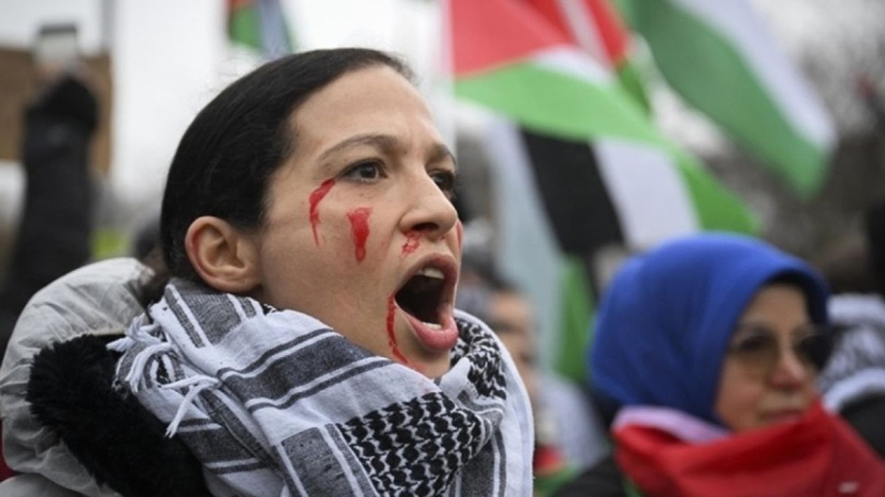 Berlin'de "Filistin ile Dayanışma Yürüyüşü" Gerçekleşti