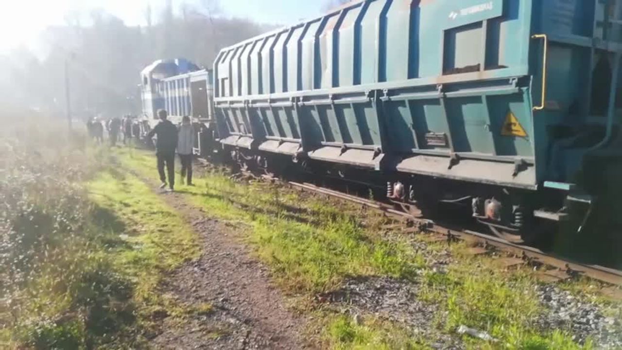 Zonguldak'ta Yük Treni Otomobile Çarptı: 3 Yaralı