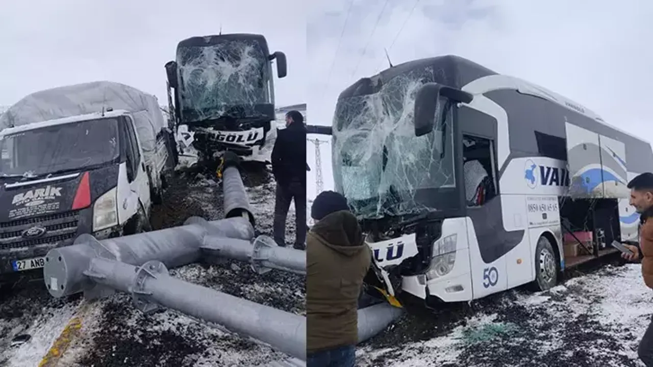 Ağrı'da Yolcu Otobüsü ile Kamyonet Çarpıştı: 11 Yaralı