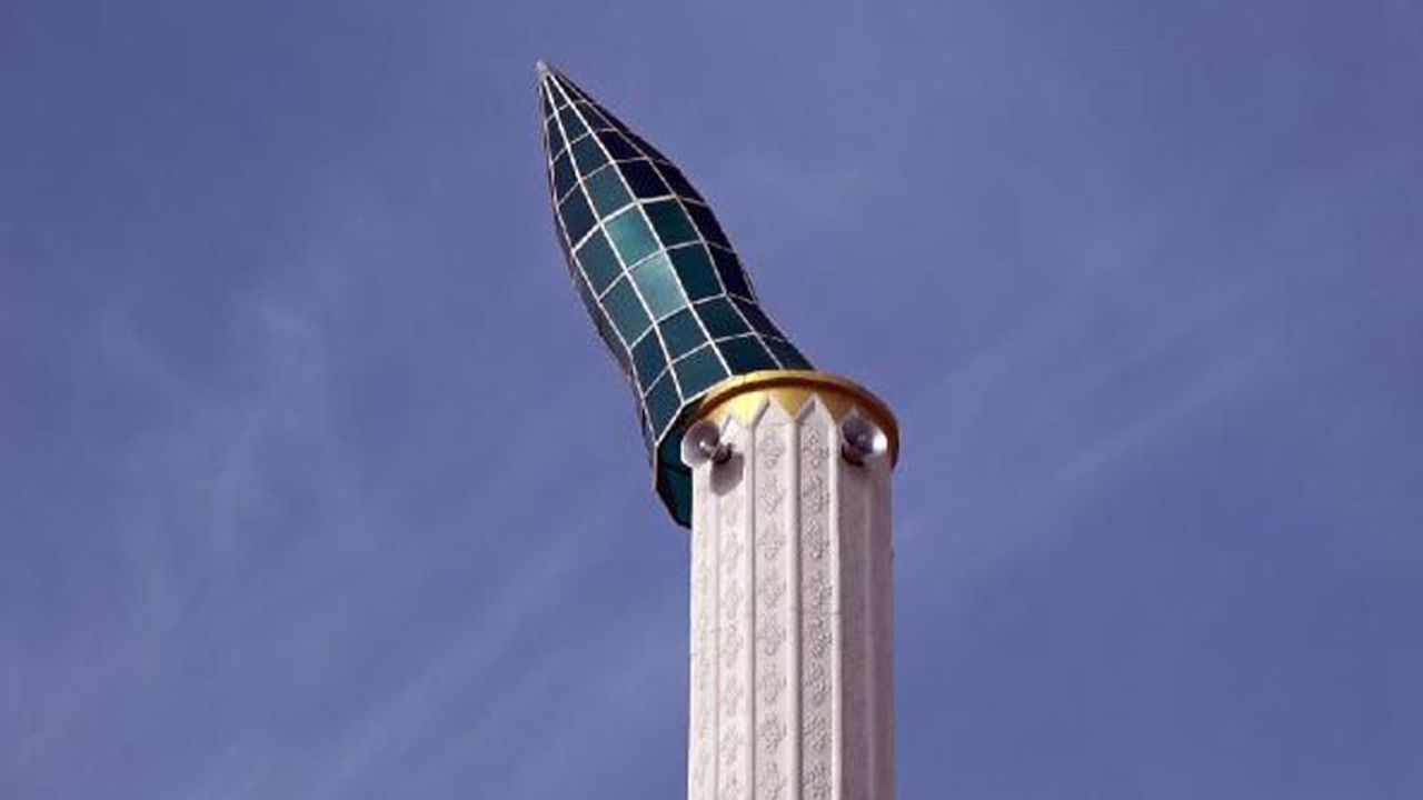 Aksaray’da Şiddetli Rüzgar Minarenin Külahını Söktü