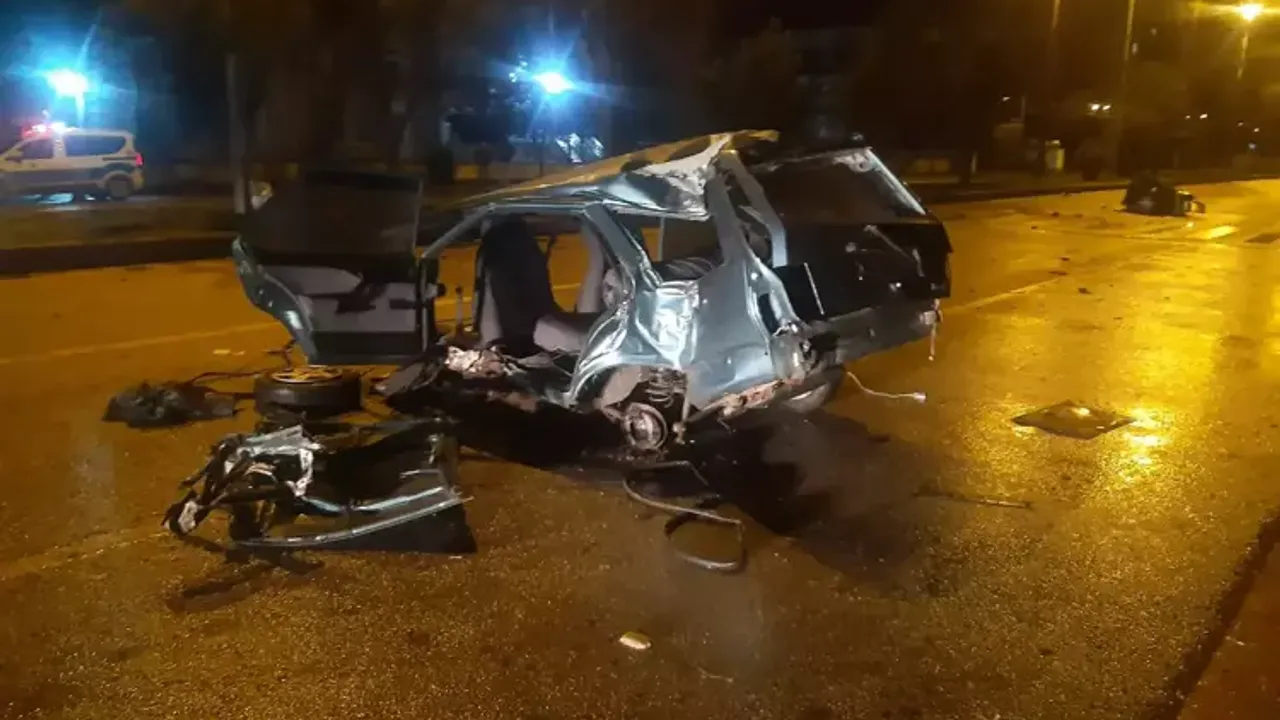 Ankara Çubuk'ta Otomobil İkiye Bölündü: 1 Yaralı