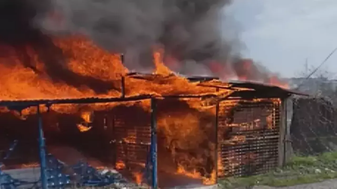 Arnavutköy'de Askı Üretimi Yapılan İş Yerinde Yangın Çıktı