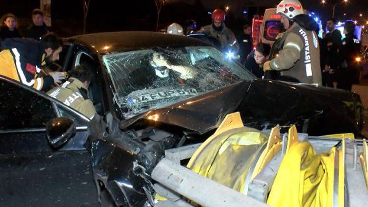 Kadıköy D - 100’de, Otomobil Bariyerlere Çarptı