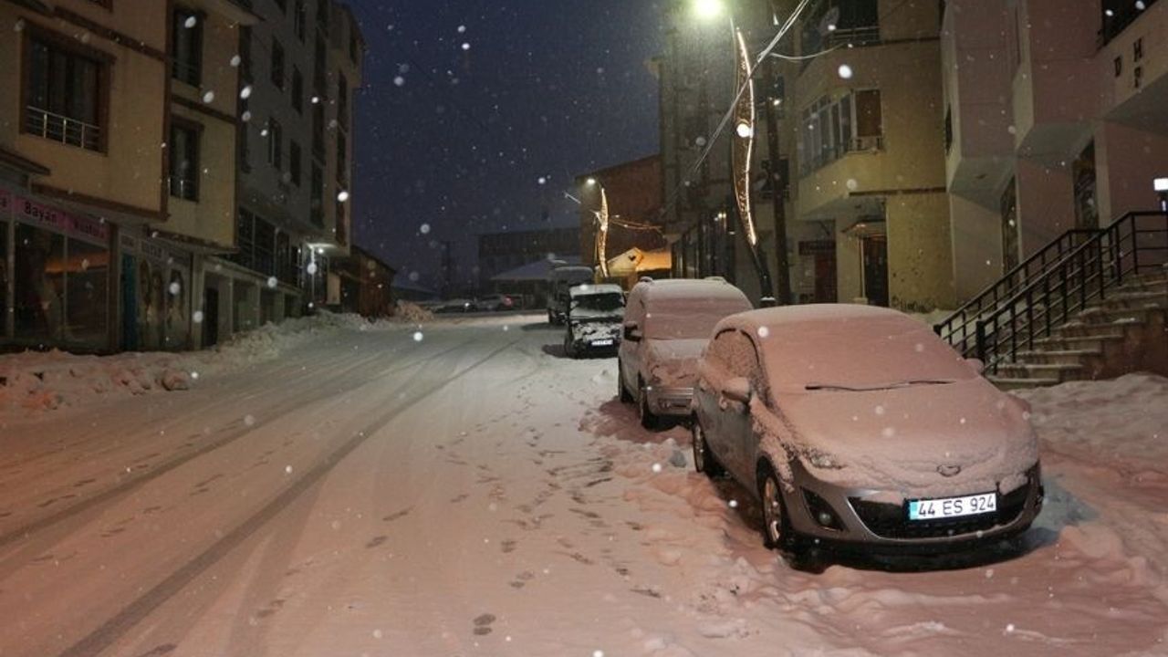 Karlıova'da Kar Kalınlığı 50 Santimetreyi Aştı!