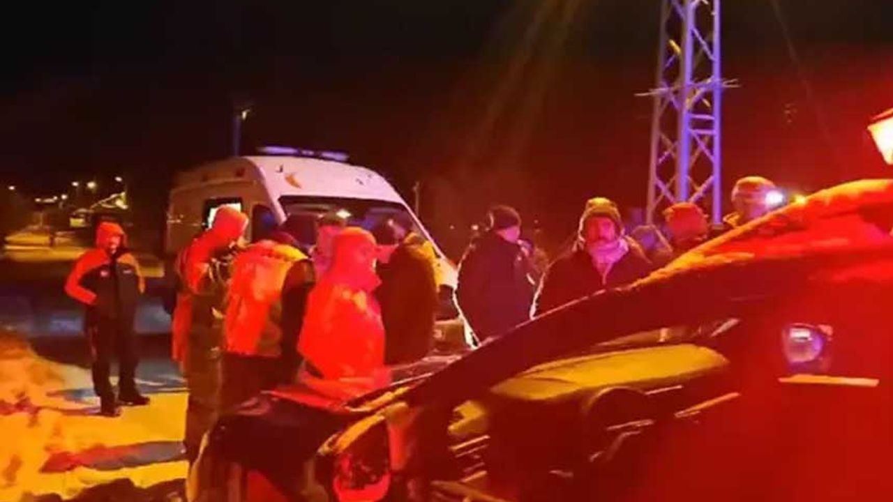 Ardahan'da Feci Kaza, Minibüs Şarampole Yuvarlandı