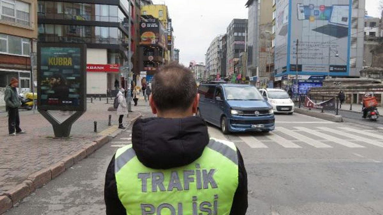 Kadıköy'de Yayalara Yol Vermeyen Sürücülere Ceza