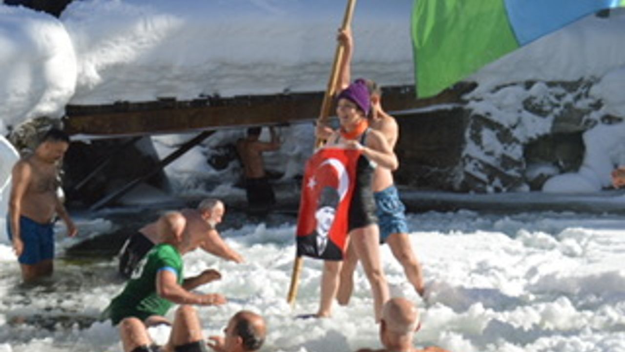 Rize'de Kış Yüzme Şenliği Düzenlendi