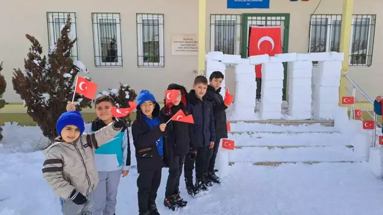 Van Erciş'te Kardan Anıtkabir Yaptılar