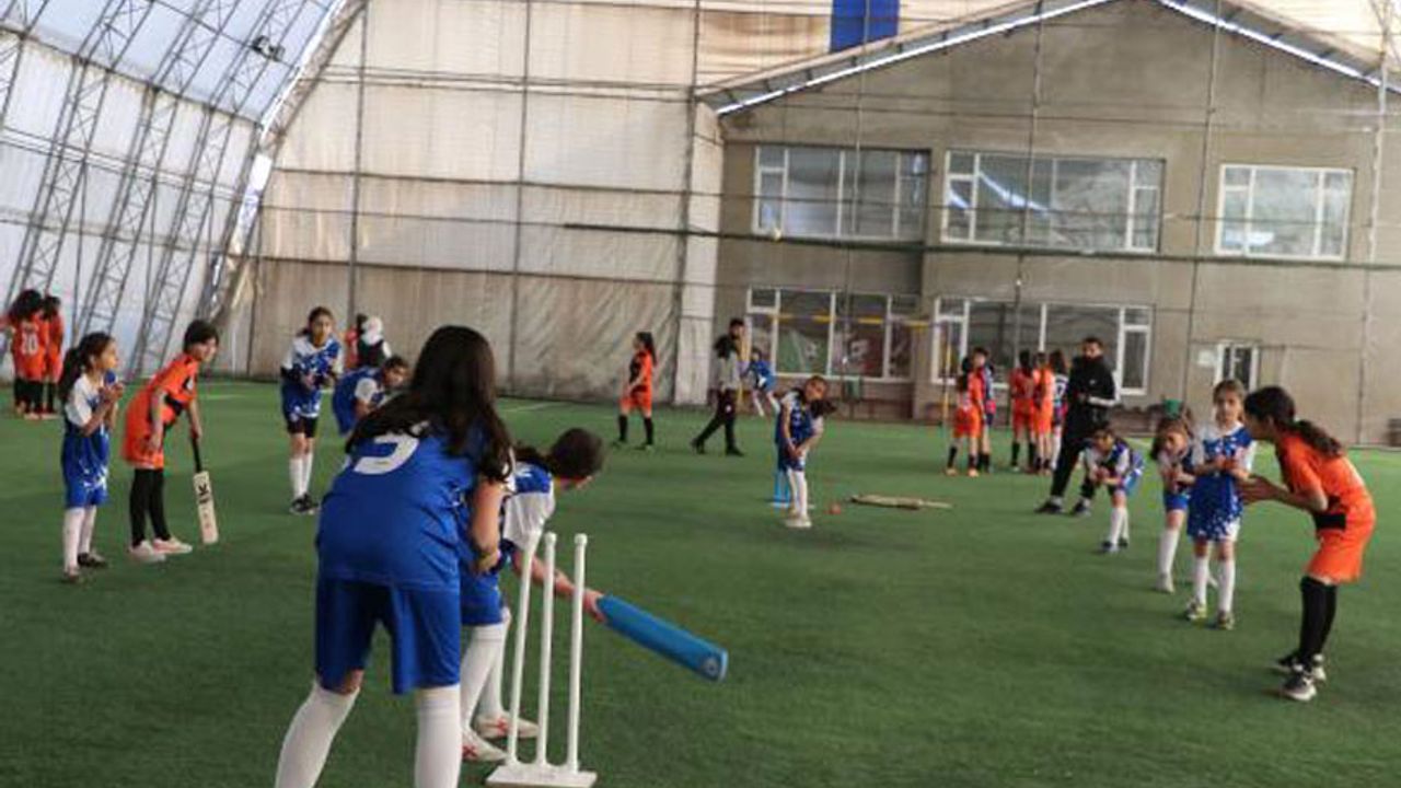 Van’ın ‘Mor Menekşeler’i Kriket Sporunda Başarıyı Amaçlıyor