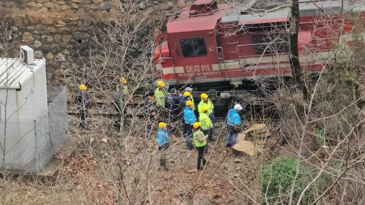 Zonguldak'ta Kömür Treni Raydan Çıktı, Çalışmalar Sürüyor