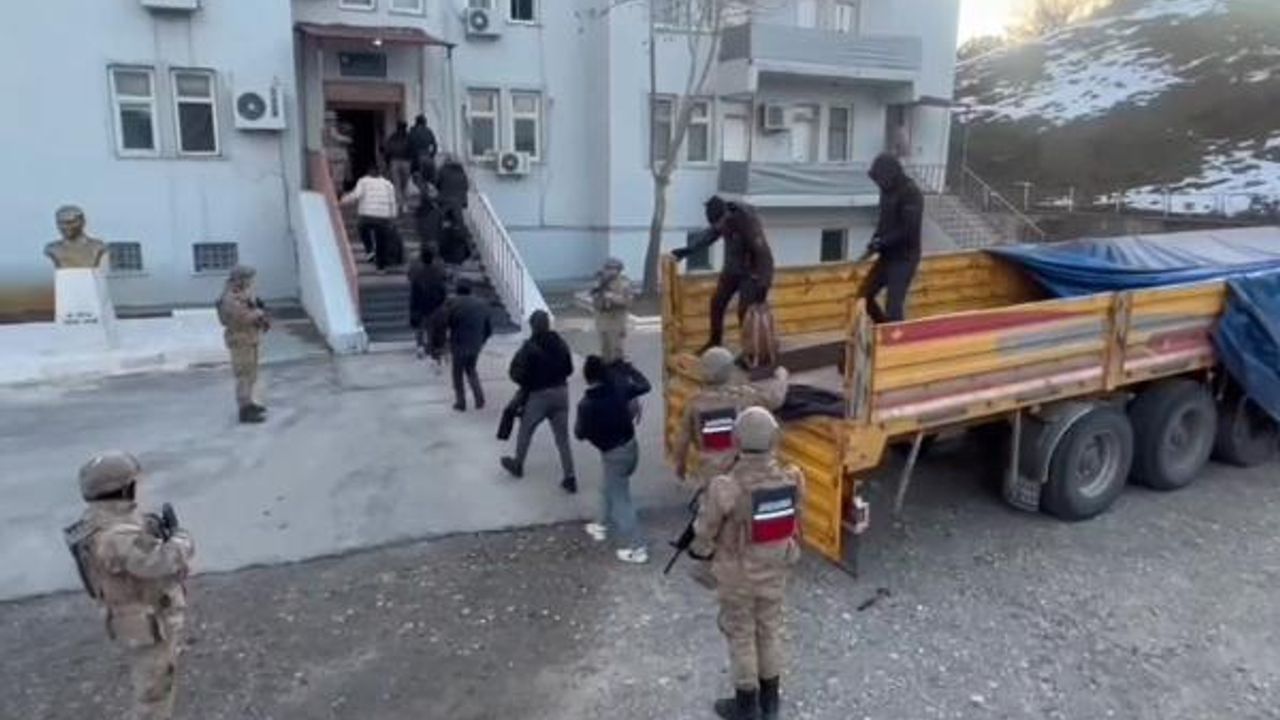 Bitliste Tırın Dorsesinde 58 Kaçak Göçmen Yakalandı