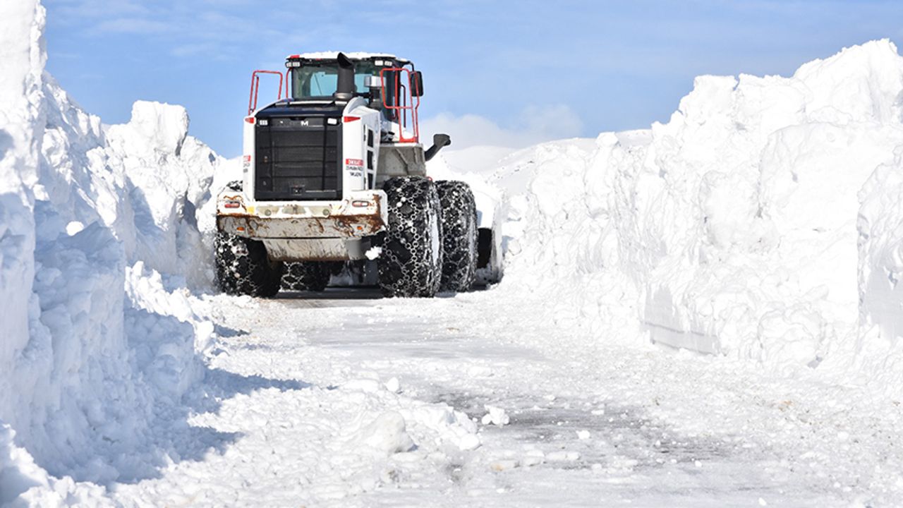 Bitlis’teki Yoğun Kar Yağışı, Köy Yollarını Kapattı