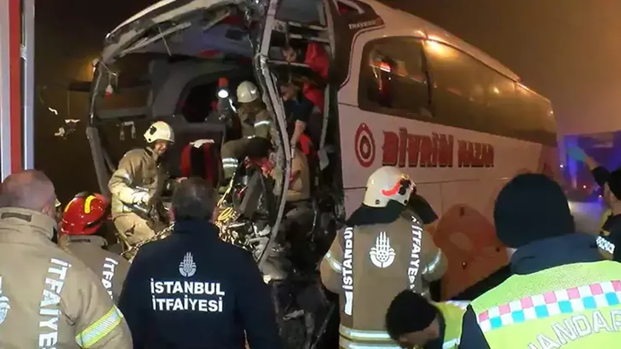 Çekmeköy Kuzey Marmara Otoyolunda Kaza: 1'i Ağır 19 Yaralı