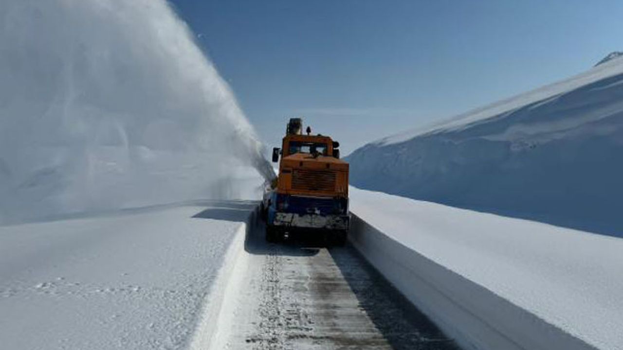 Yüksekovada Karla Kaplı 80 Köy Yolu Ulaşıma Açıldı