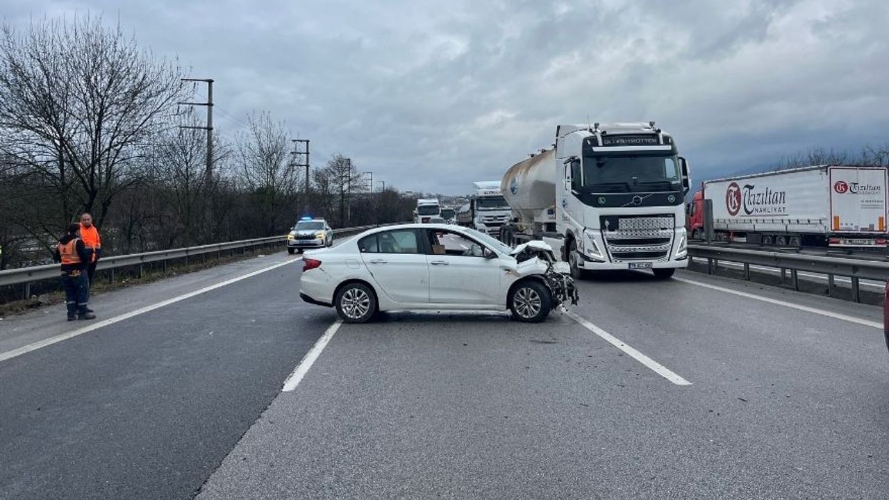 Kocaeli’nde Otomobil Hafriyat Kamyonuna Çarptı: 1 Yaralı