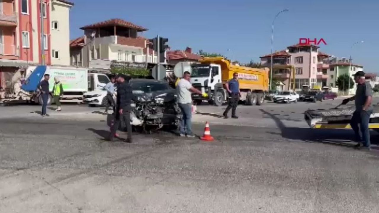 Afyonkarahisar’da Trafik Kazası! 2 Araç Çarpıştı: 1’i Ağır 3 Yaralı