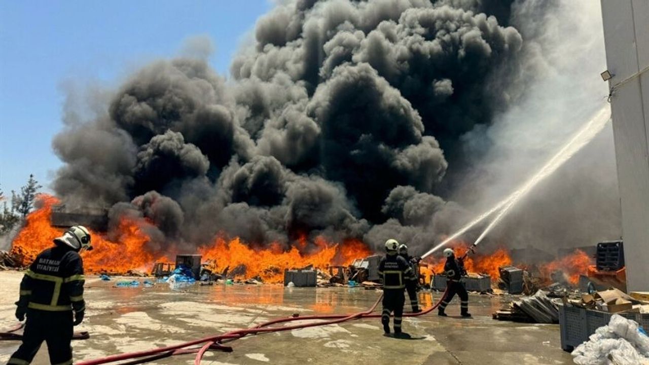 Batman’da Sanayi Bölgesinde Yangın! Fabrika Alev Aldı