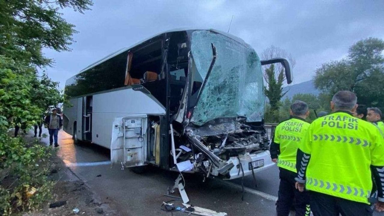 Kocaeli TEM Otoyolunda TIR ve Otobüs Kazası: 3 Yaralı
