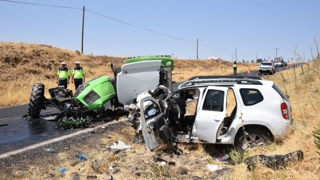 Şanlıurfa’da Traktör ile Otomobil Kafa Kafaya Girdi: 1 Ölü, 2 Yaralı
