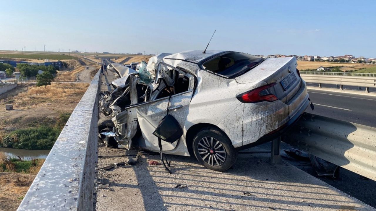 Tekirdağ’da Kamyona Çarpan Otomobil Bariyerlere Savruldu