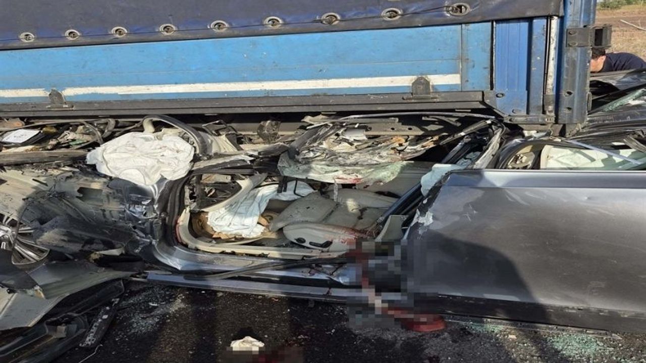 Adana Ceyhan’da Otomobil Tırın Altına Girdi: Sürücü Öldü