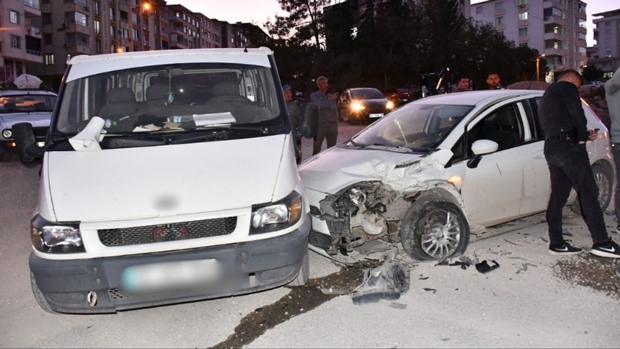 Adıyaman’da 3 Araç Çarpıştı: 7 Kişi Yaralandı