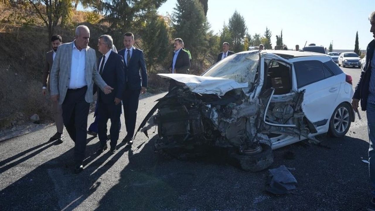 Adıyaman’da Kafa Kafaya Çarpışma: Polis ve Muhtar Yaralandı