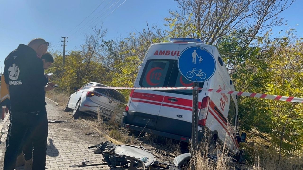 Aksaray’da Korkutan Kaza: Ambulans ve Otomobil Çarpıştı, 4 Yaralı